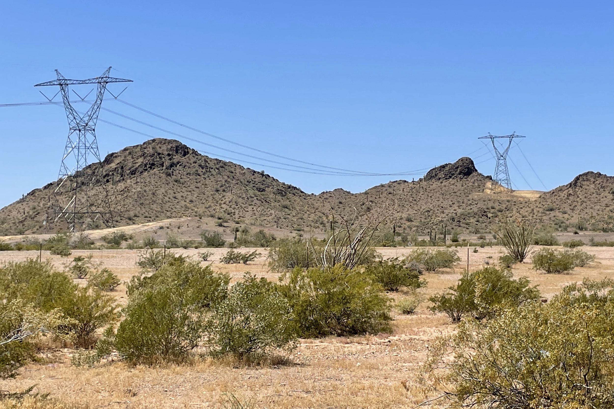 The Ten West Link transmission line spans 125 miles, beginning near Tonopah, Ariz. and ending near Blythe, Calif. Credit: Noel Lyn Smith/Inside Climate News